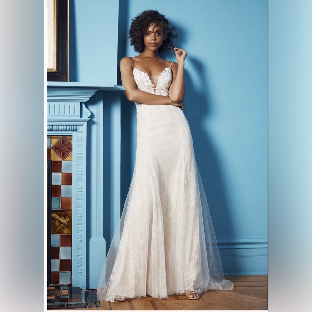 Chic Ivory Lace Wedding Gown